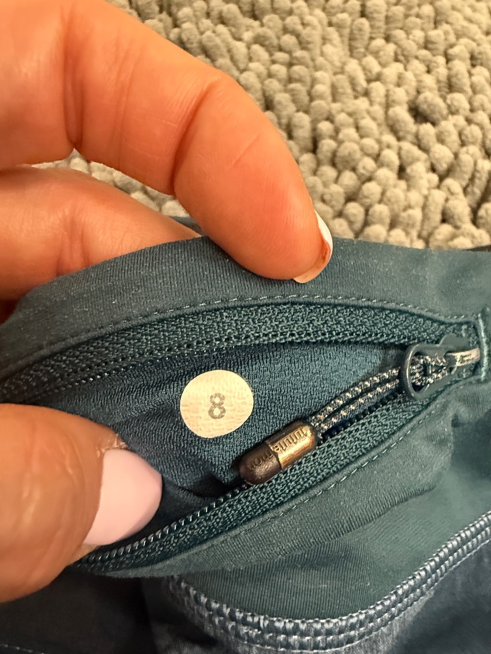 Lululemon speed up, size 8, 2.5 in inseam, mid rise, good condition - Picture 3 of 5